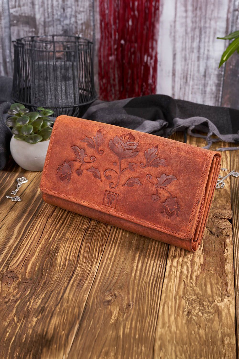 Women`s vintage-style wallet