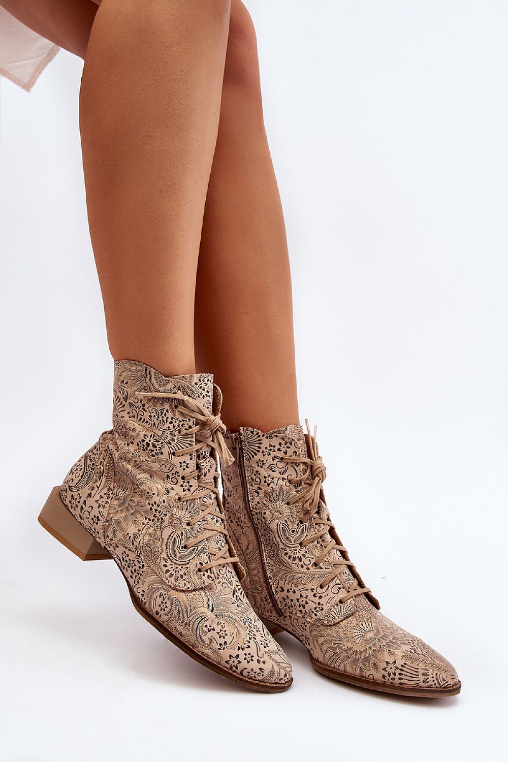 Heeled low natural leather boots