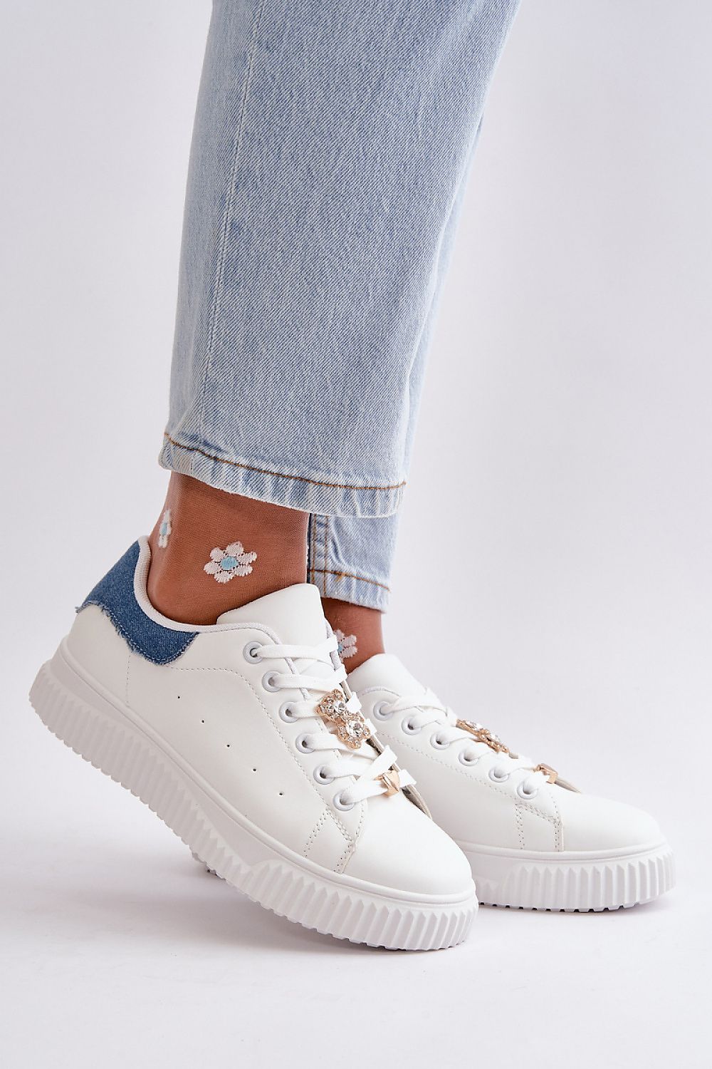 Low sneakers with cute badges