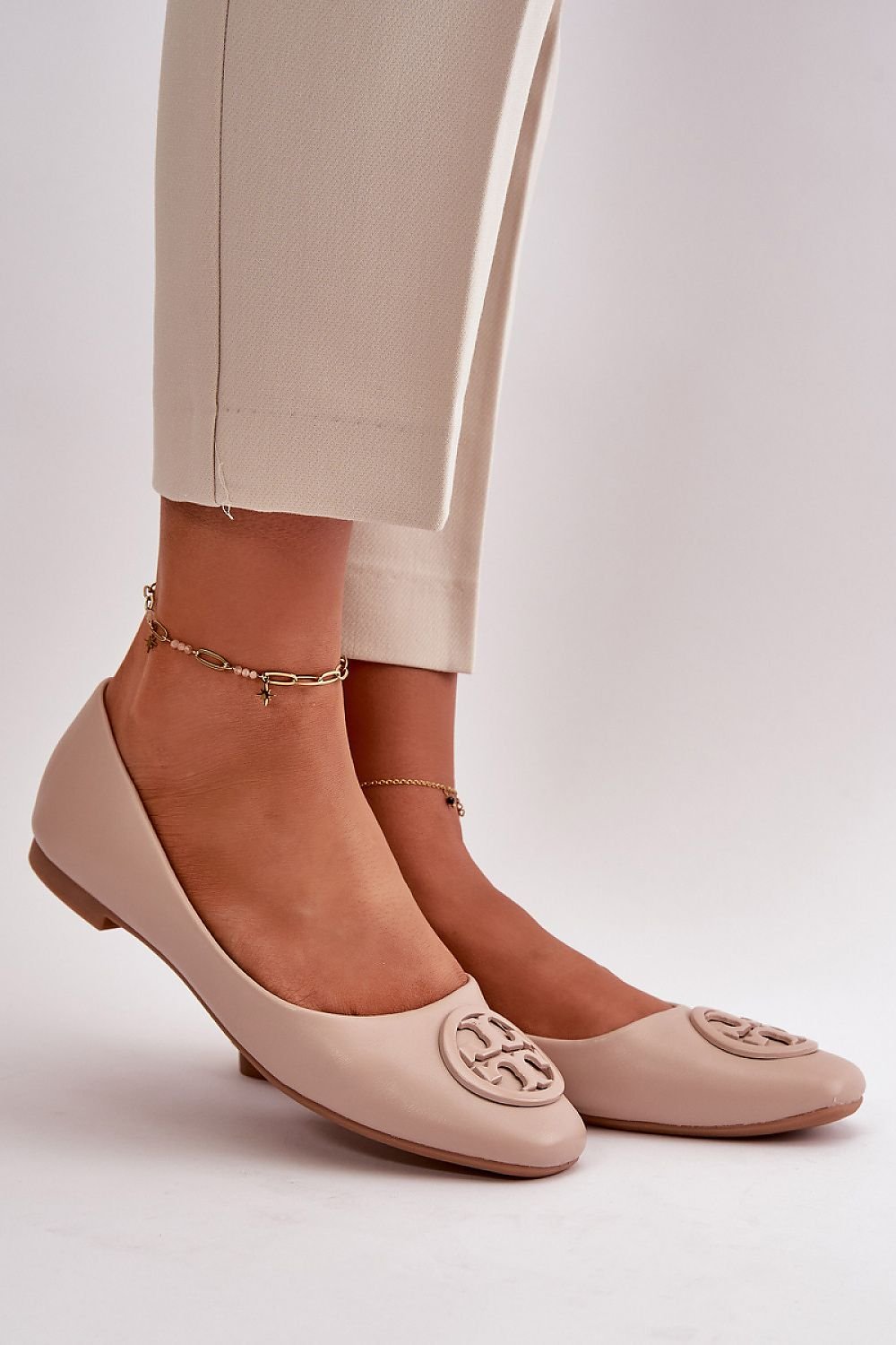 Light ballet flats with a subtle accent