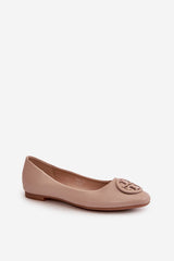 Light ballet flats with a subtle accent