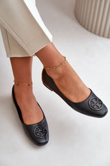 Light ballet flats with a subtle accent