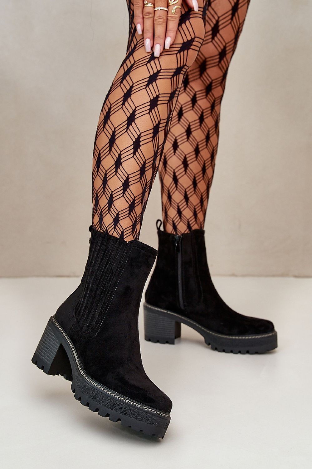 Column-shaped heel ankle boots