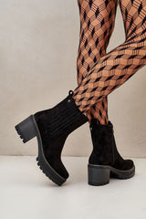 Column-shaped heel ankle boots