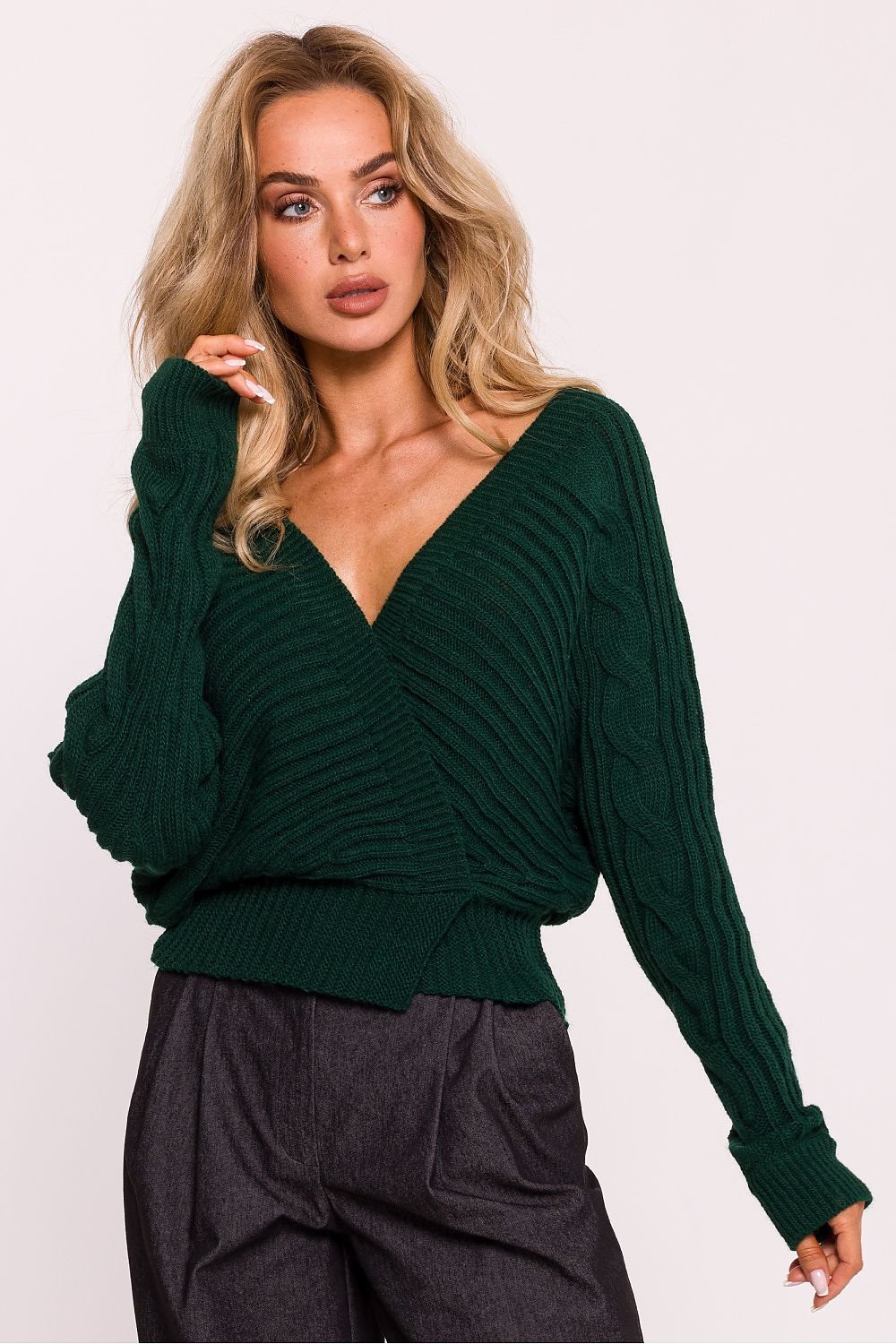 Short sweater made of ribbed yarn