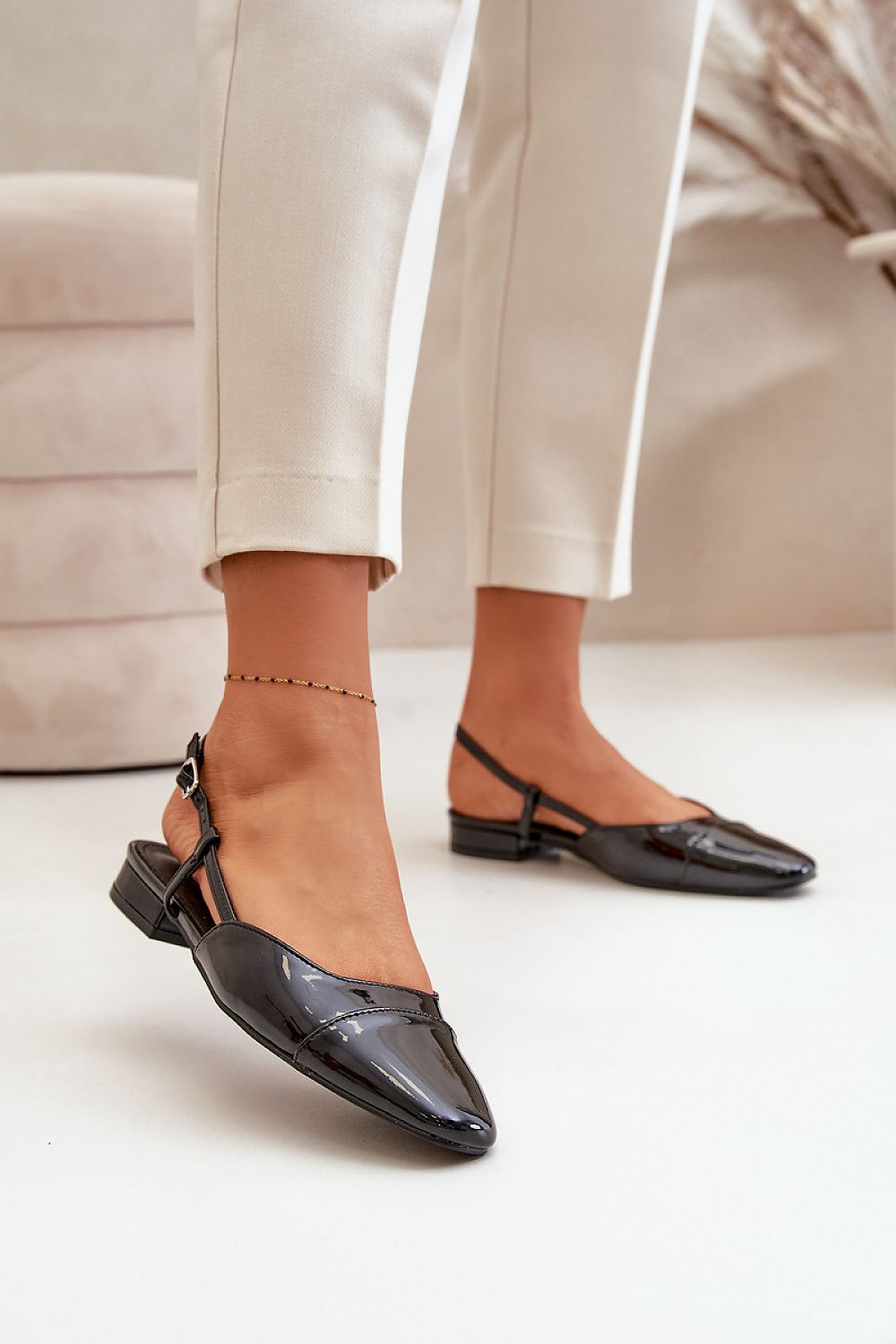 Low-heeled open-back lacquered ballet flats