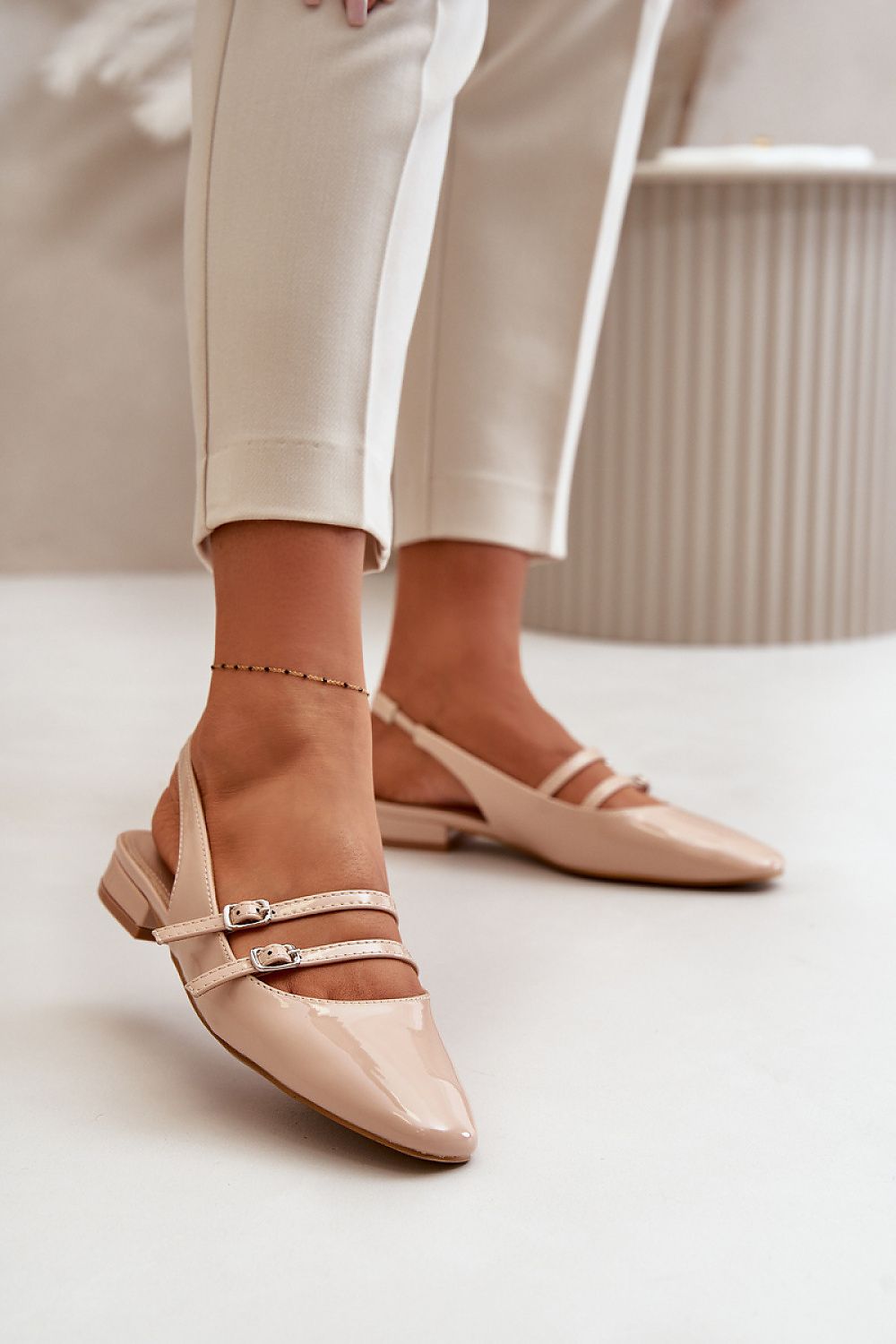 Low heel almond-shaped toes ballet flats