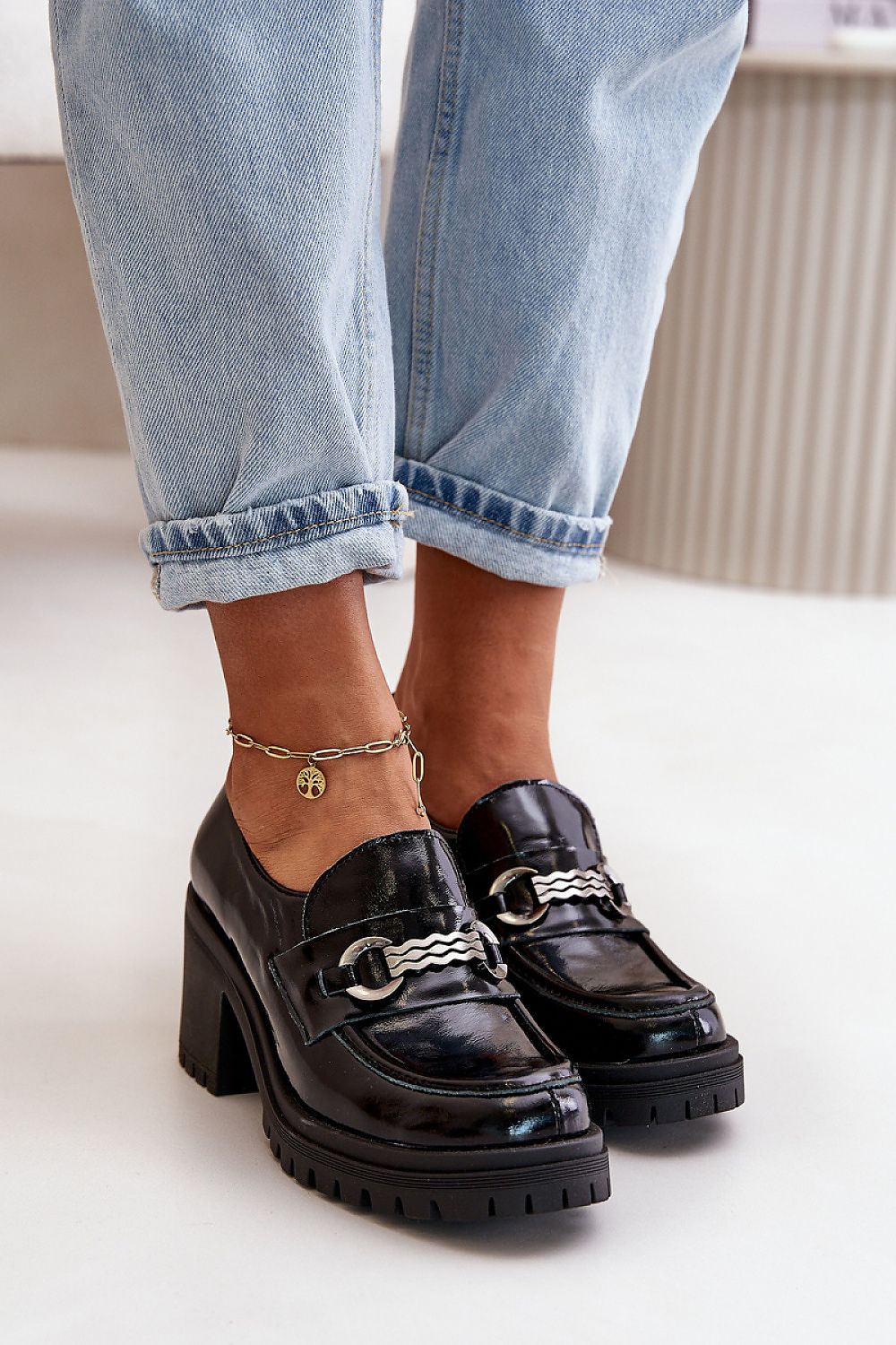 Lacquered leather Heeled low shoes