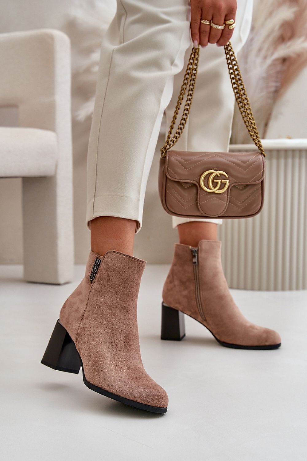 Almond-shaped toes heel boots