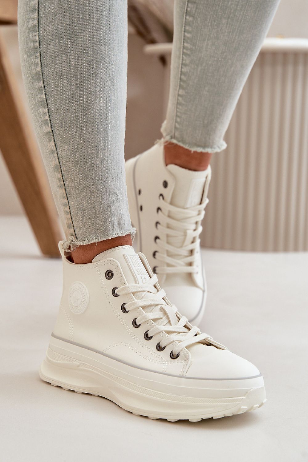 Classic lacing women's sneakers