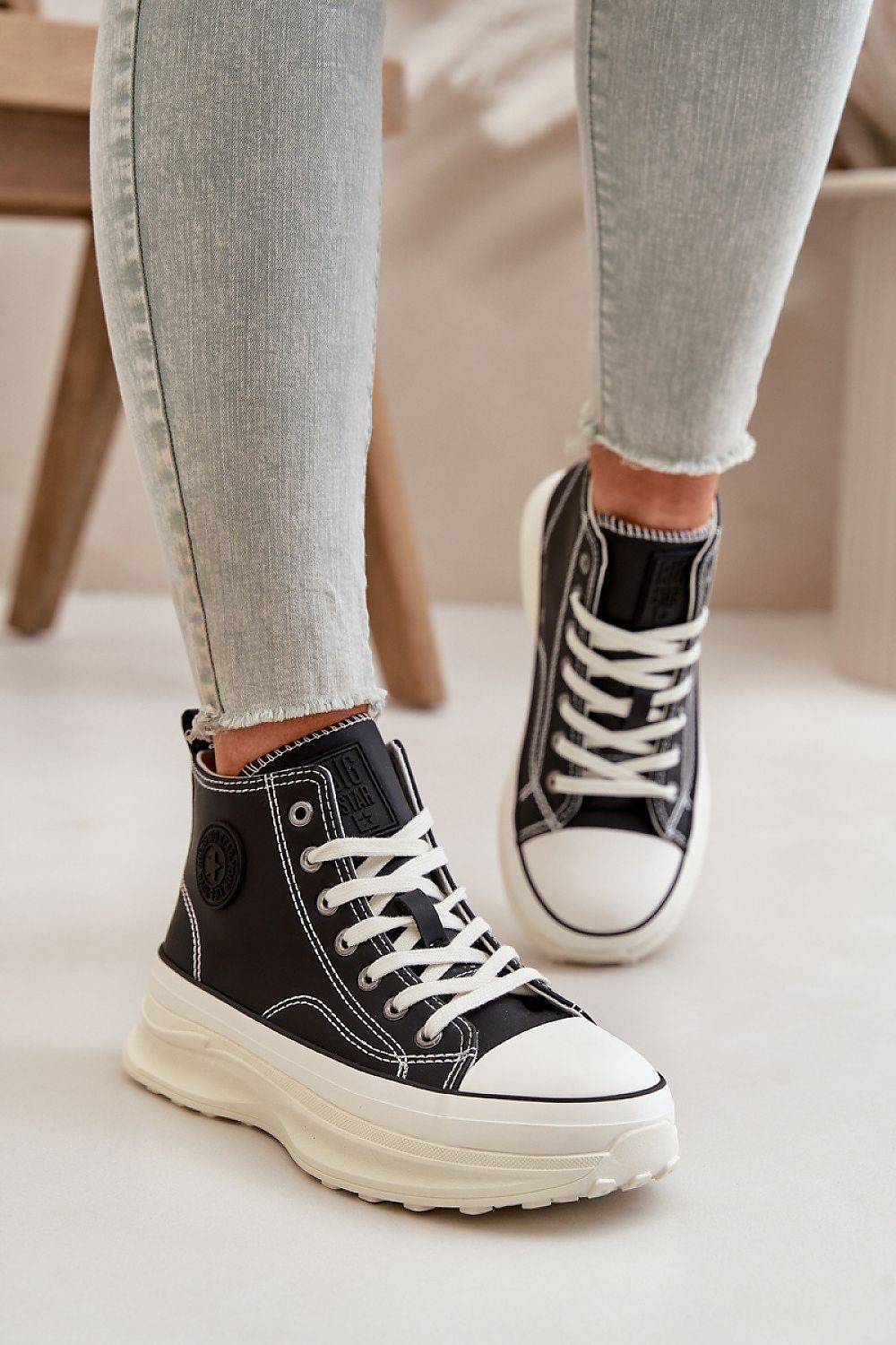 Classic lacing women's sneakers