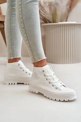 Stylish stiffened heel sneakers