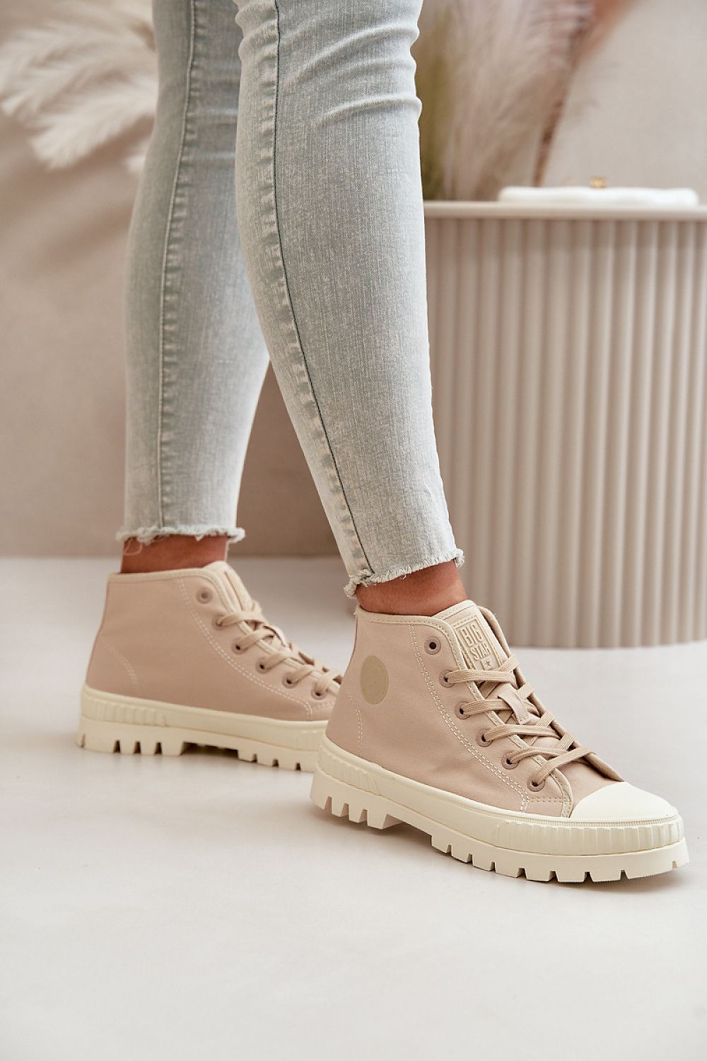 Stylish stiffened heel sneakers