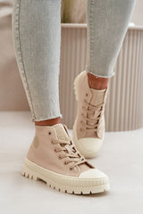 Stylish stiffened heel sneakers