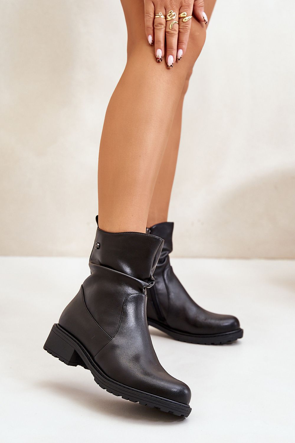 Rounded toes black heel ankle boots