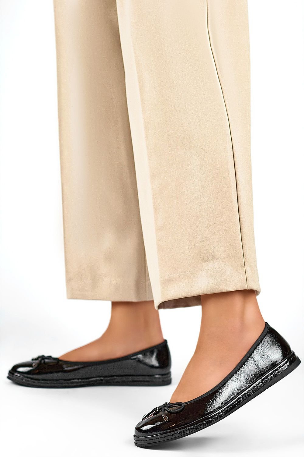 Round toe slip-on cut ballet flats