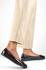 Round toe slip-on cut ballet flats