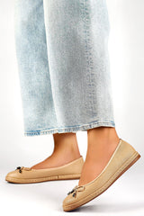 Round toe slip-on cut ballet flats