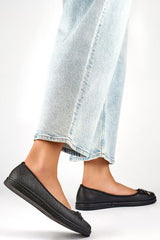 Round toe slip-on cut ballet flats