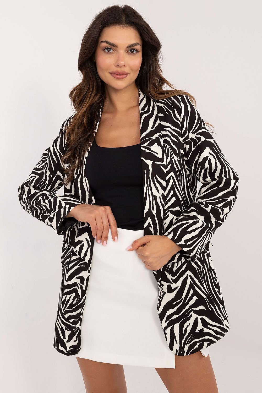 Elegant jacket with shoulder pads