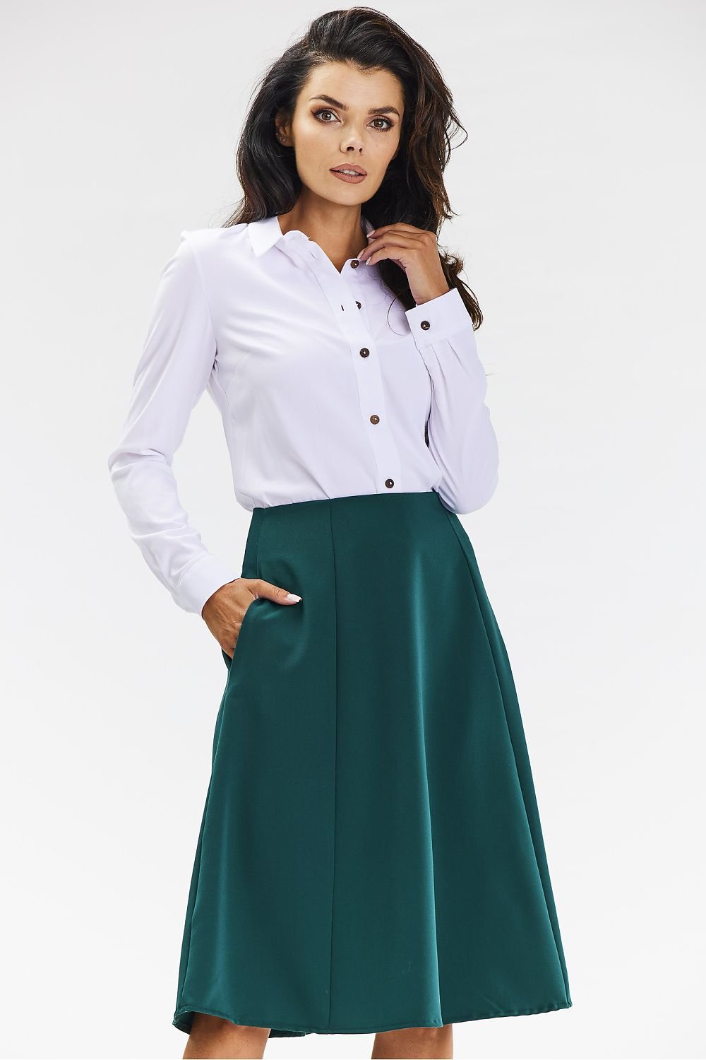 Elegant, flared midi skirt made of gussets