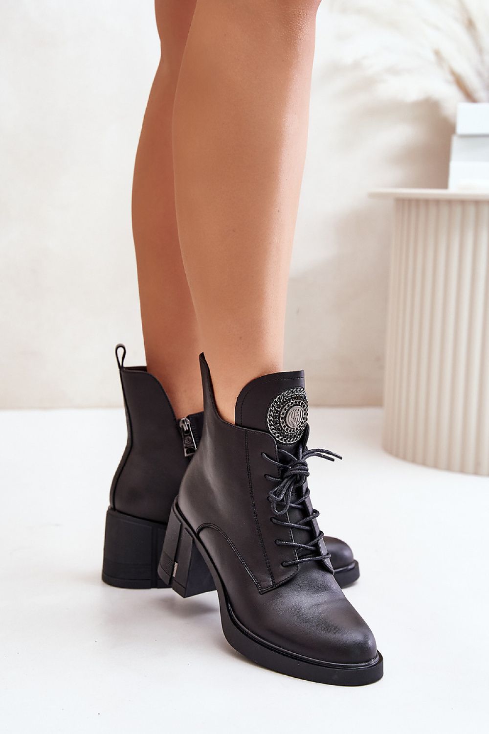 Rounded toes classic cut heel boots