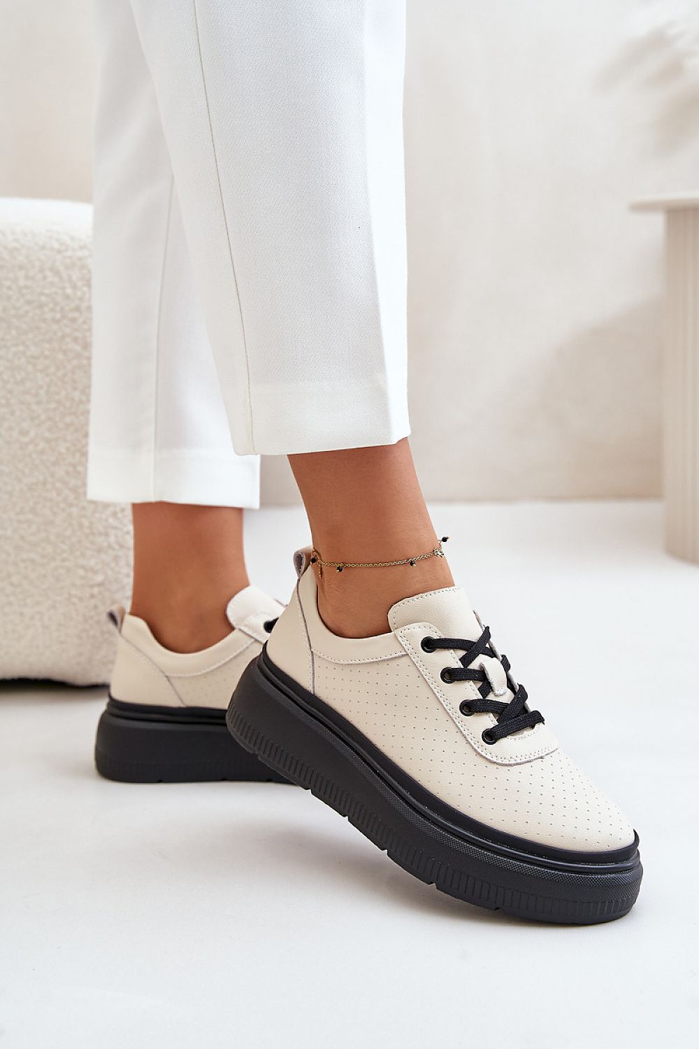 Classic design beige sneakers