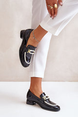 Leather low shoes with decorative stripe