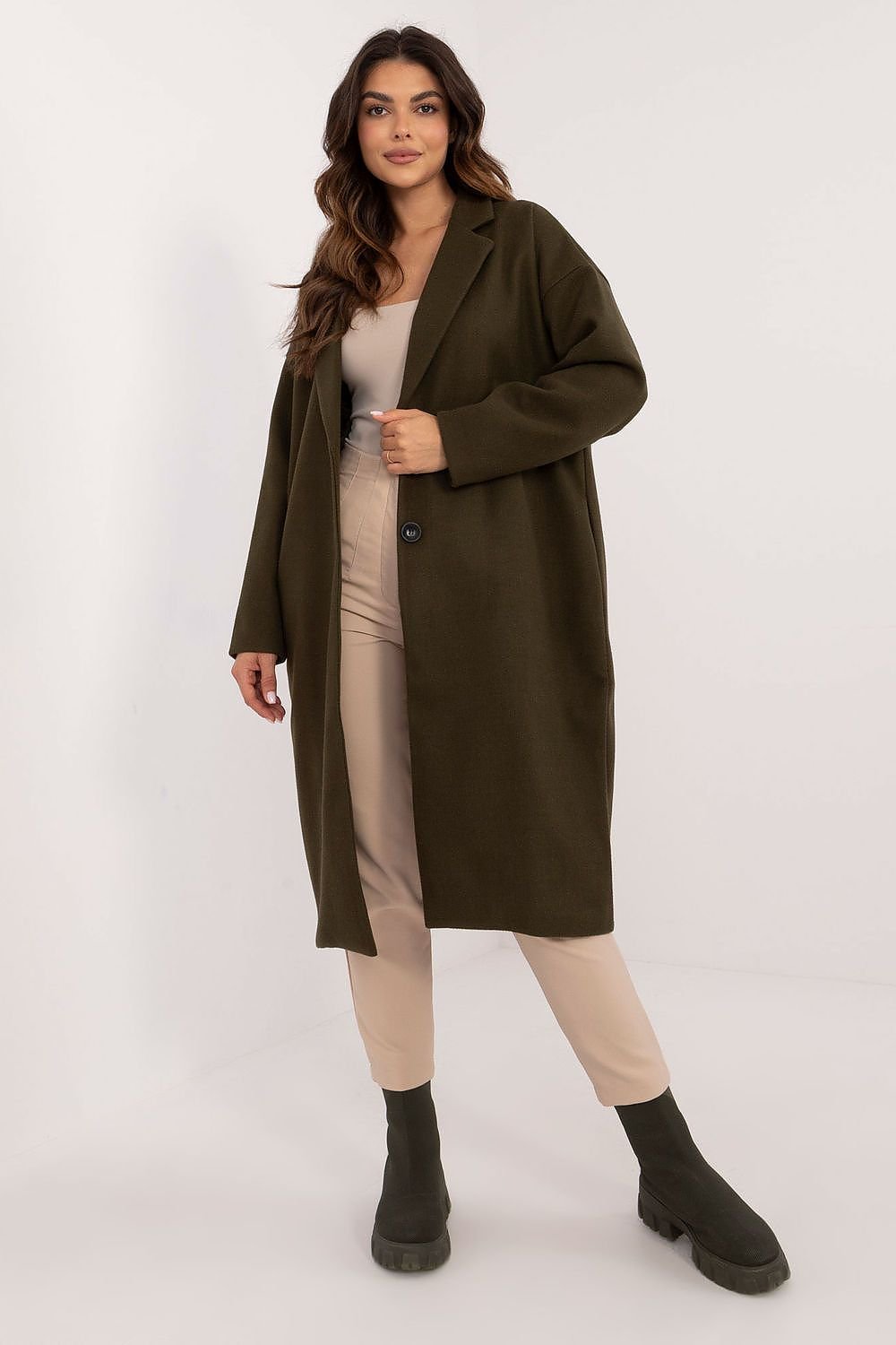 Single-breasted button closure coat