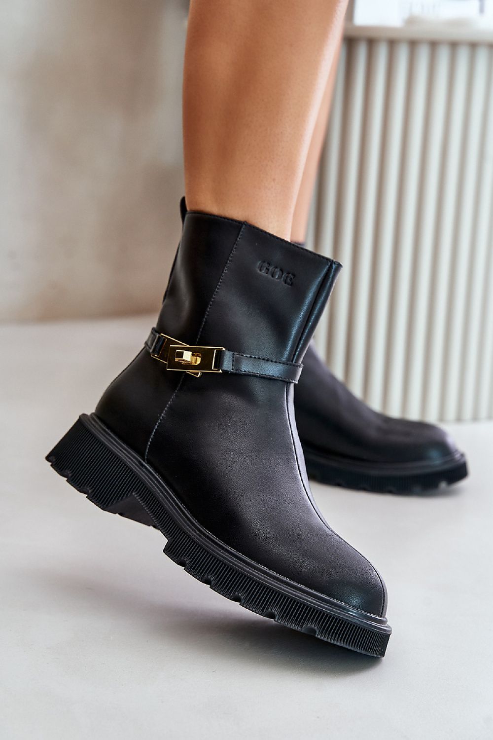 Rounded toes subtle stripe heel boots