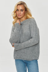 Long sleeves loose-fitting sweater