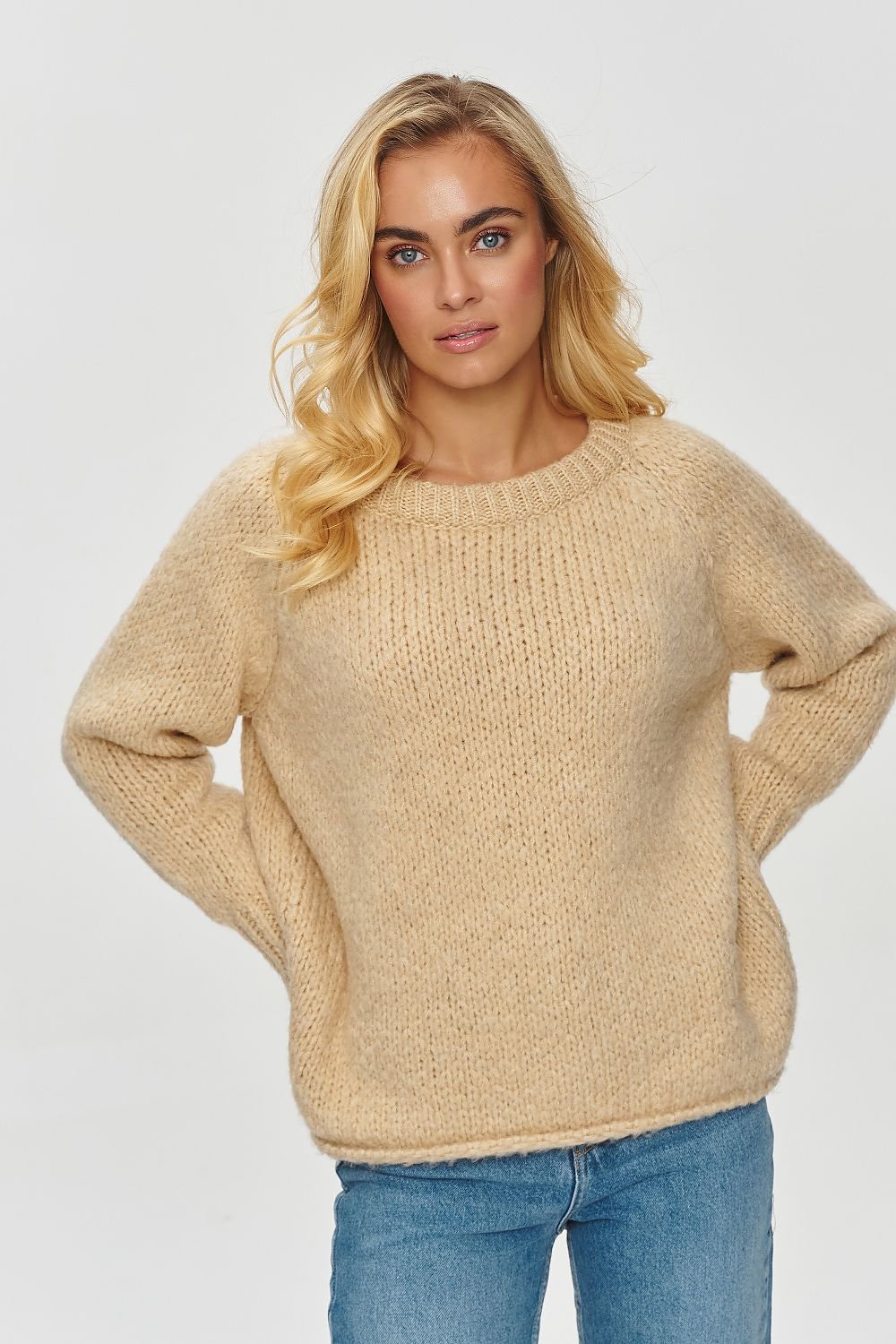 Long sleeves loose-fitting sweater