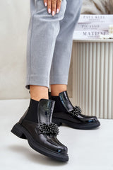 Elegant insulated black boots