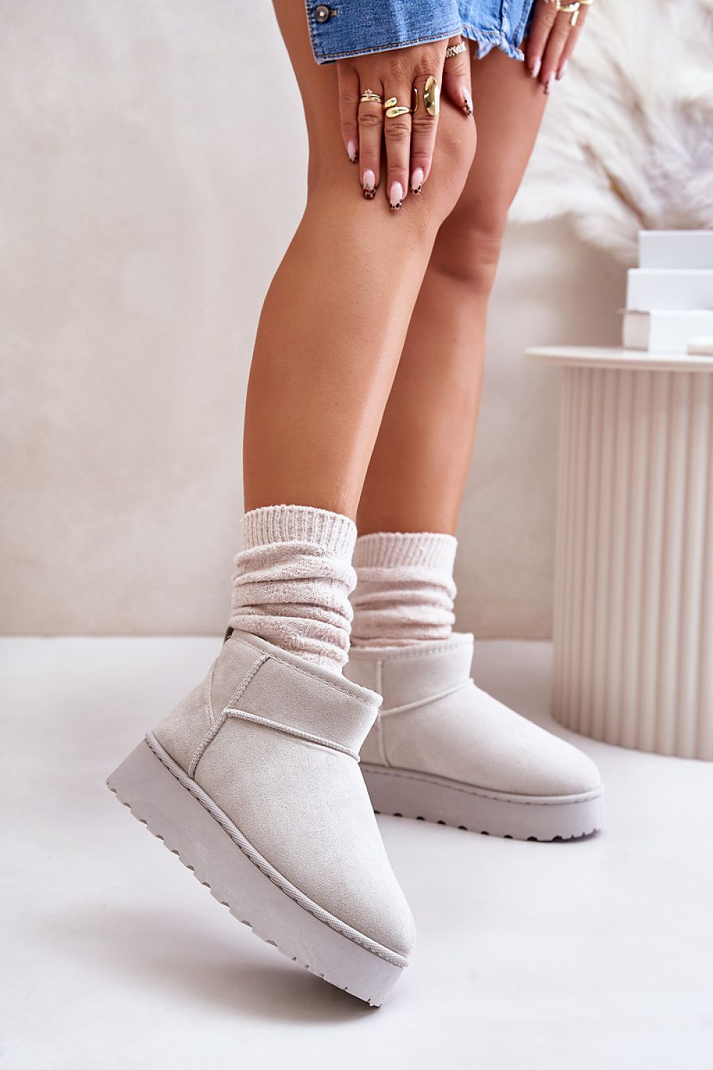 Stylish snow boots with ankle-high shaft