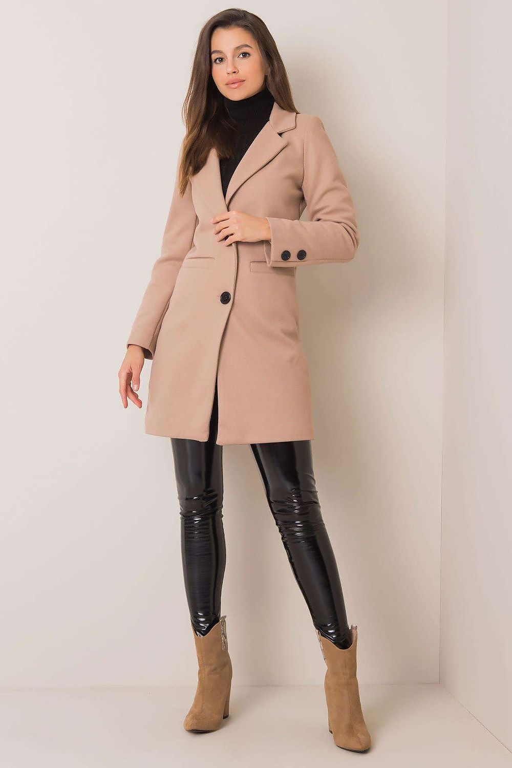 Elegant women's transitional coat