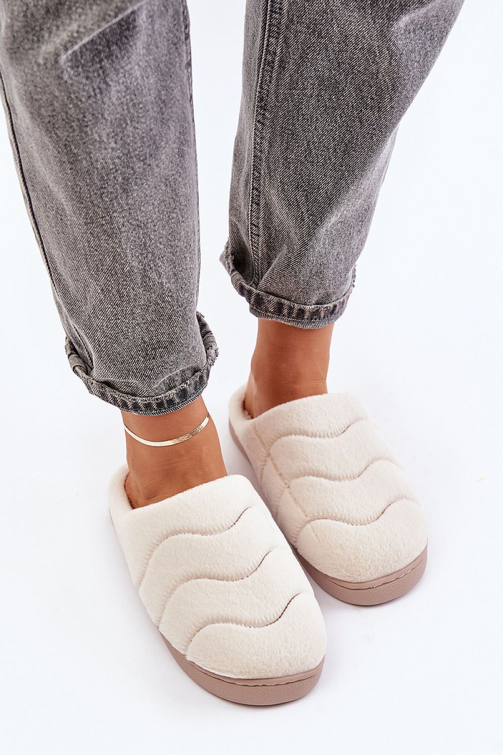 Women's fur slippers with covered toes