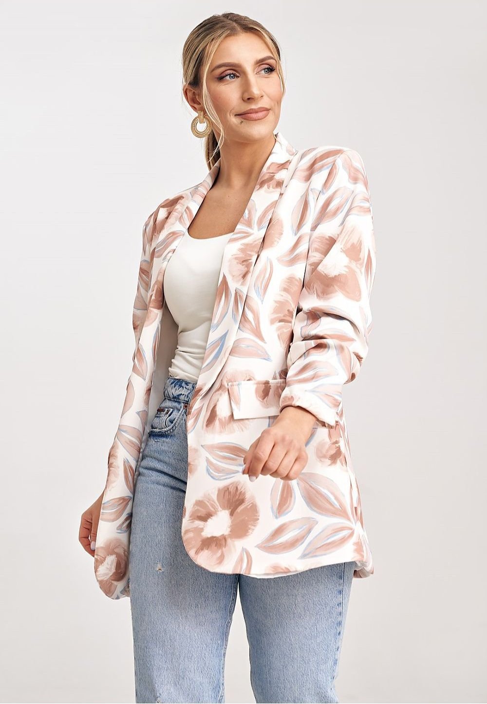 Loose jacket with pleated sleeves