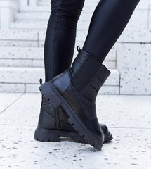 Black insulated snow boots