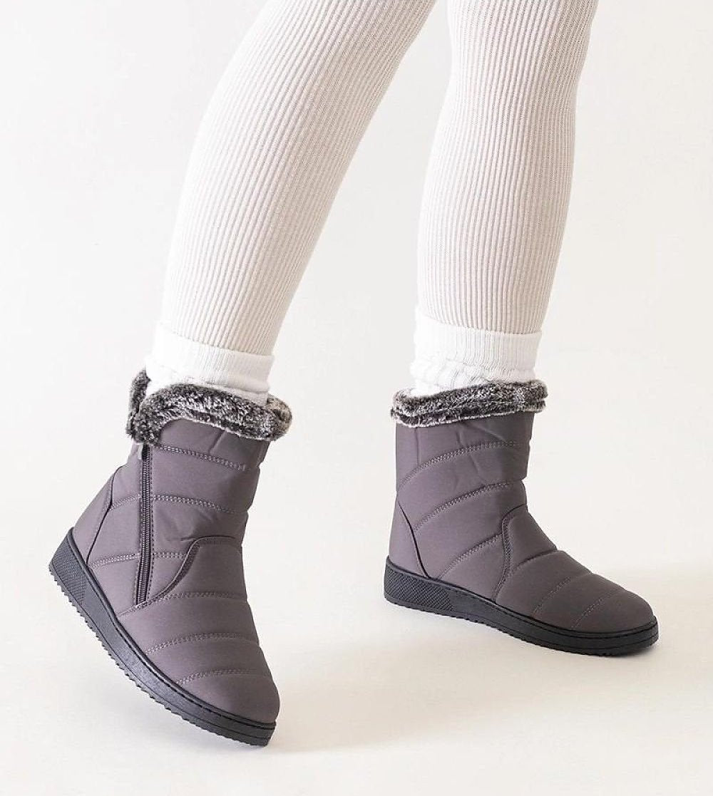 Grey snow boots with fur trim