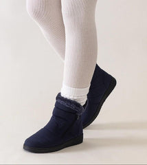 Grey snow boots with fur trim