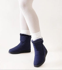 Grey snow boots with fur trim