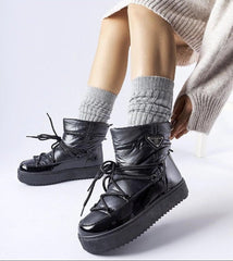 Black insulated snow boots