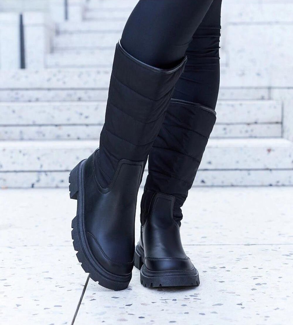 Black insulated lacquered boots