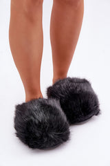 Stylish women's slippers with fluffy thick fur