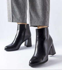 Black insulated boots with a decorative Clivi heel