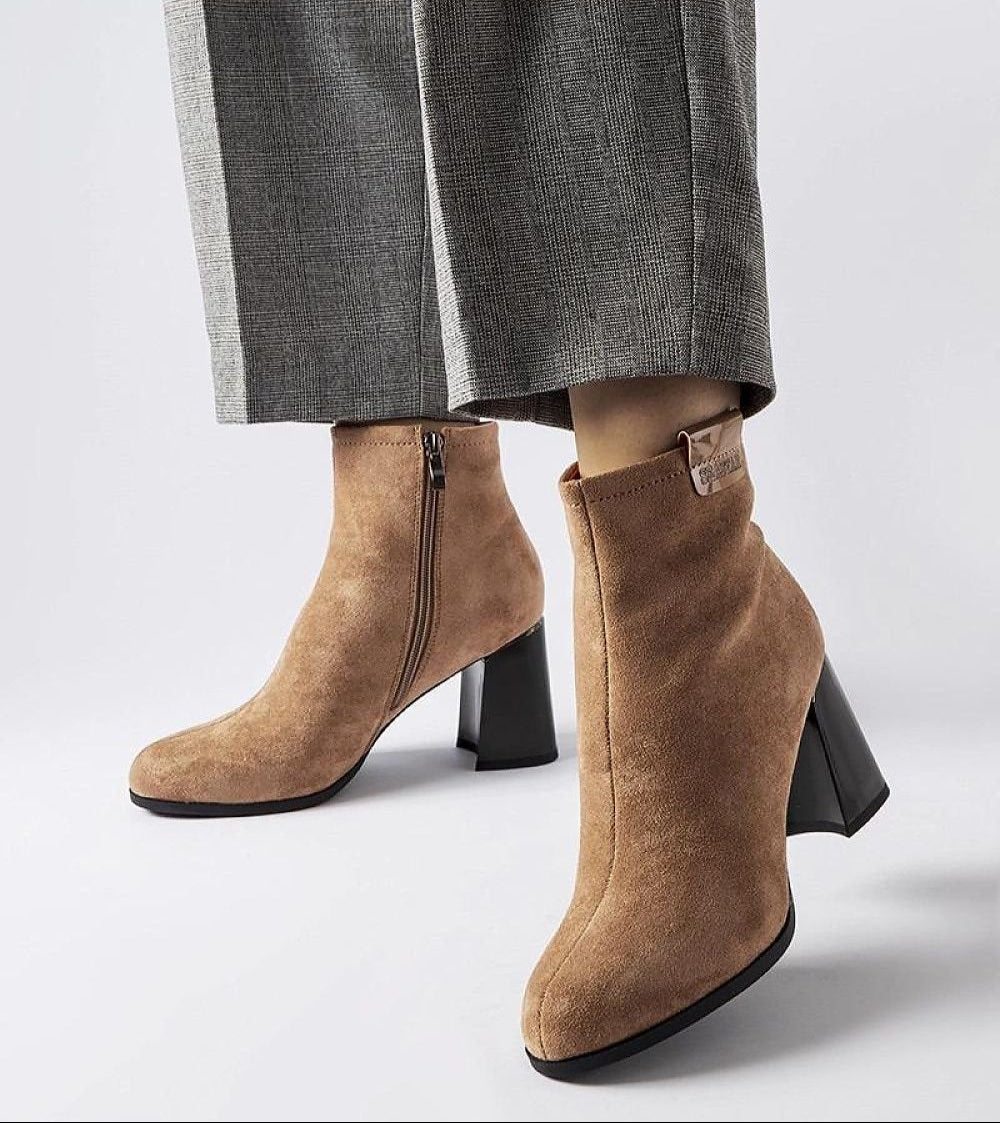 Beige elegant stiletto boots