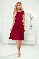 Pleated daydress with short sleeves and a belt