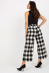 Women's pants made of checkered fabric