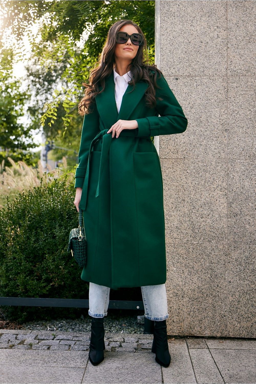 Classic cut with a waist belt wool coat