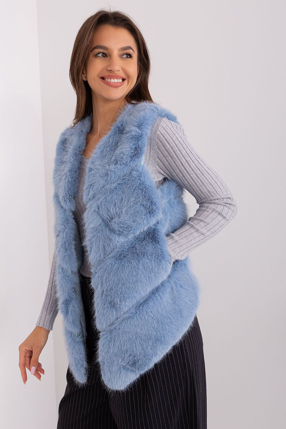 AT Hook-Fastened Fur Vest Secondary image